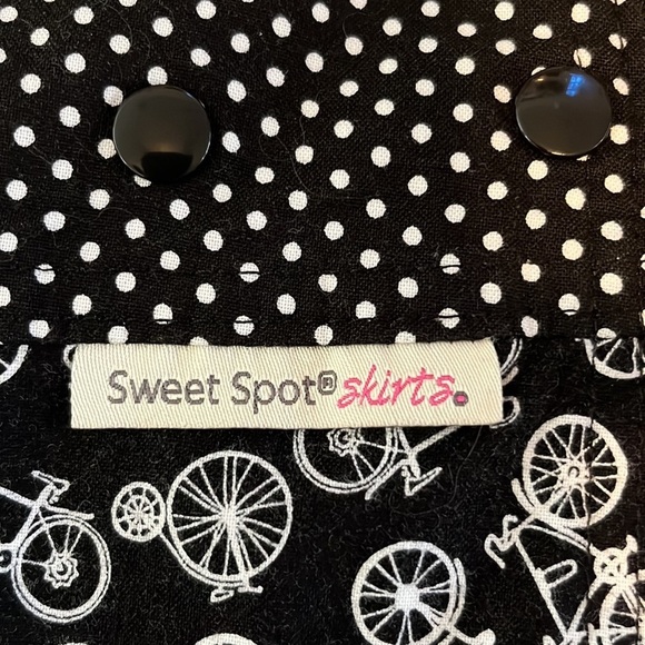 Sweet Spot Skirt, reversible/adjustable skirt, bike pattern. - Picture 2 of 6
